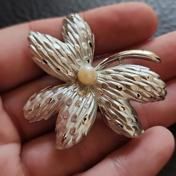Bsk brooch store